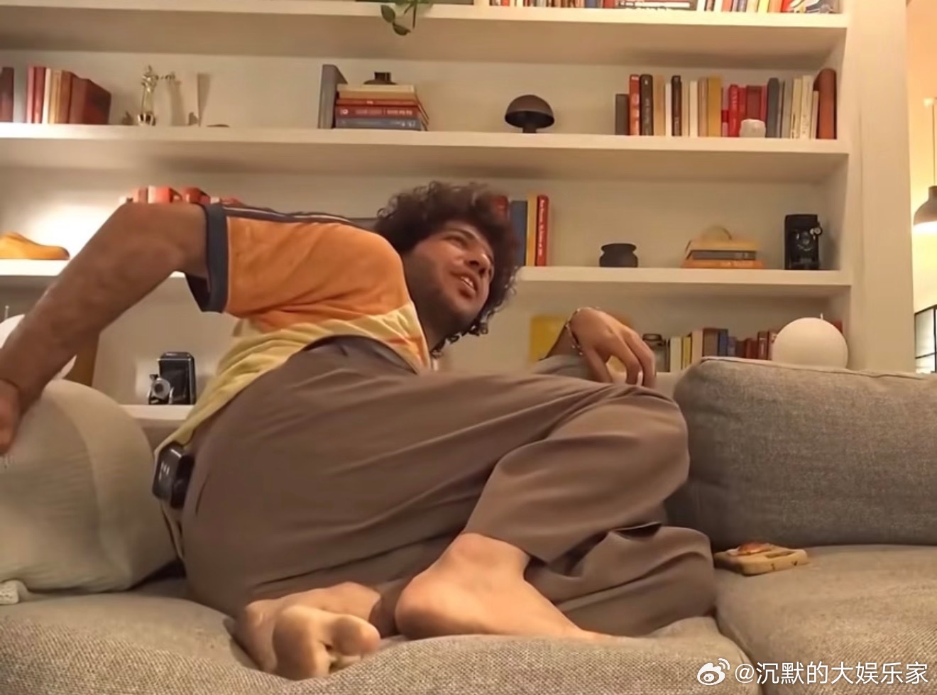 老公本尼光脚踩沙发、脚底沾灰还对着镜头放.屁，被全网骂“邋遢没底线”。赛琳娜为力