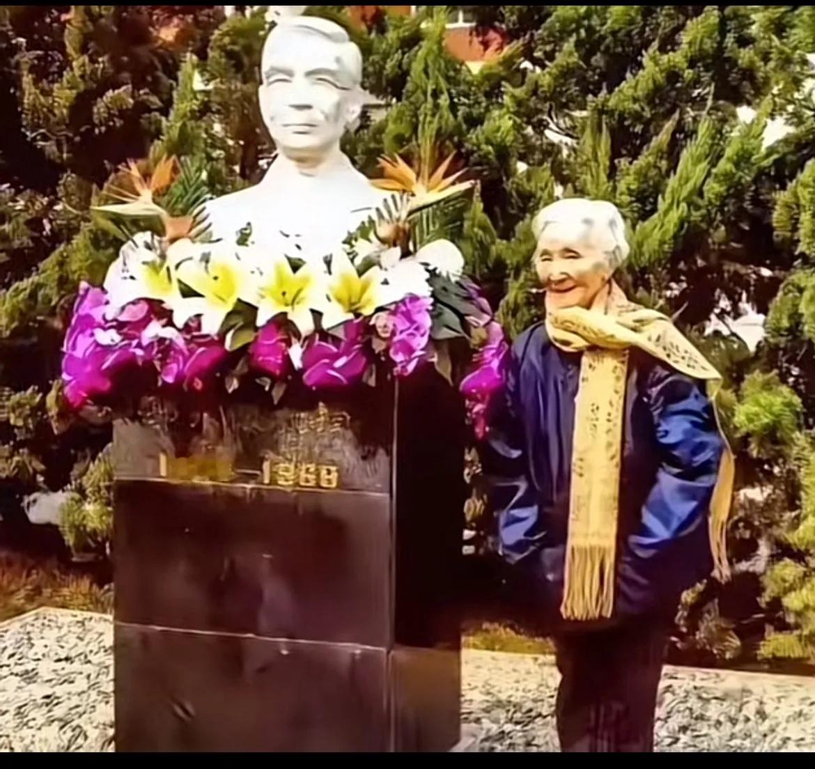2016年，98岁的李佩站在丈夫郭永怀雕像前，留下的一张特殊合影，虽然已经白发苍