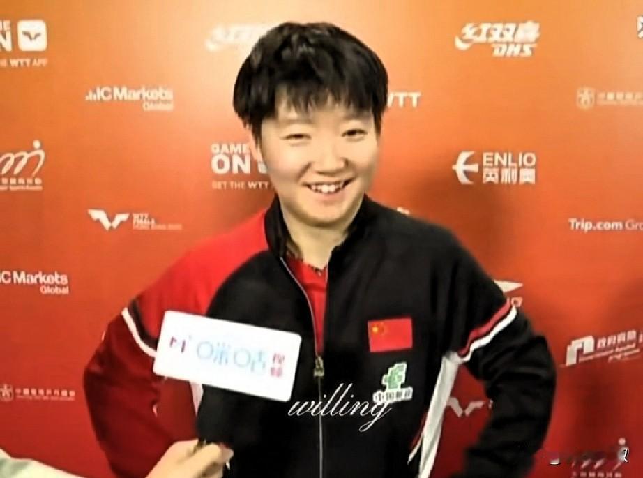 孙颖莎太善良了，挑战长崎美柚发球的时候，自己都不好意思的笑了！笑的很可爱！采