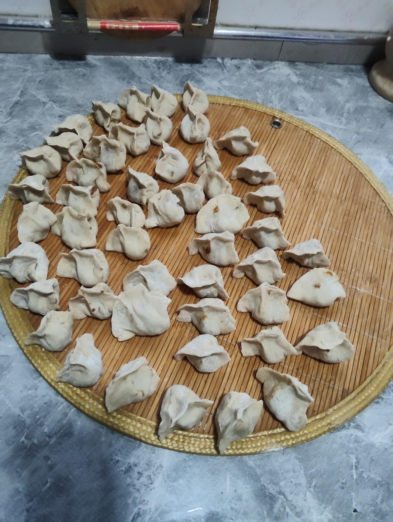 自己包的饺子就是香啊！看着竹帘上这一堆胖乎乎的饺子，褶子虽然捏得歪歪扭扭，不如外