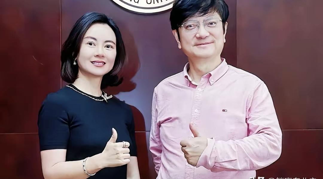 我昨天在楼下看见三辆无人配送车排着队等电梯，滴滴响着进楼。一个骑手蹲在路边抽烟，