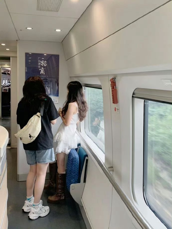 为啥高铁上还没到站都喜欢提前站着等下车？？
