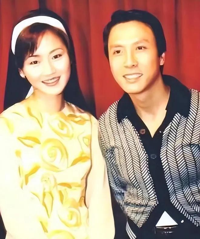 甄子丹曾被曝在第一段婚姻中，于妻子怀孕时选择分开，每月仅给4万抚养费了事，这一过