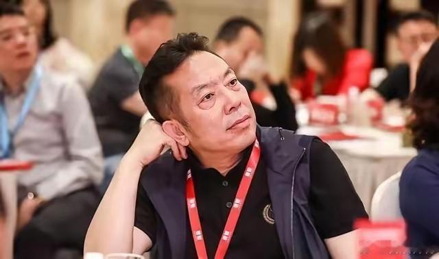 这算是说的相当隐晦了，罗永浩在回复贾国龙的喊话时，提到了“谭秦东”。老罗这话是在