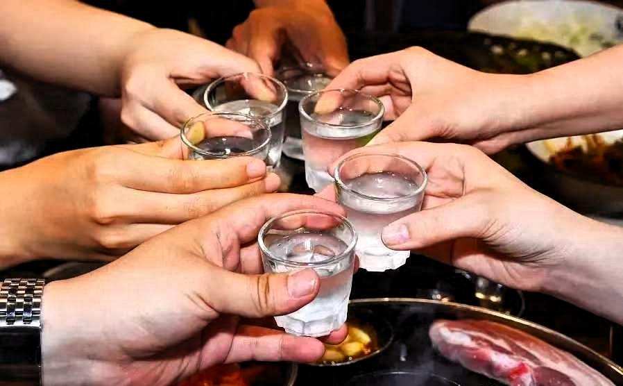 湖南长沙，女子在酒店房间醒来，发现自己与男同事赤裸地躺在一起，随即报警。经相关部