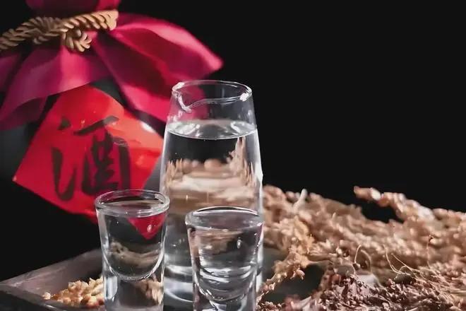 白酒这波，不是“年轻人不喝”那么简单。2016年规上白酒产量1358万