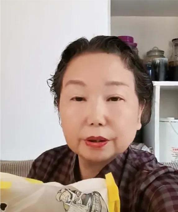 杜大娘今天下午直播，直播间几百人！大娘头发盘起来，穿了一件旗袍，大娘说要相信