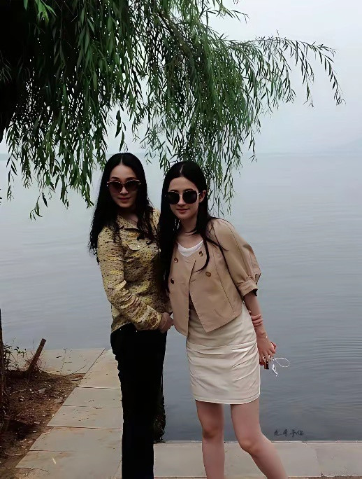 看了刘亦菲和小姨游湖，网友：女娲给刘亦菲家族开后门了吧？