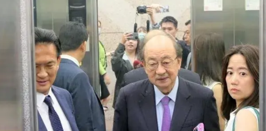 久未现身的民进党团总召柯建铭今日现身民进党中常会，媒体捕捉到柯建铭身影后，纷纷关