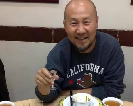 2000年，腾格尔在蒙古的所有酒楼全部倒闭，房子没了，车子没了，这成为了他生命里