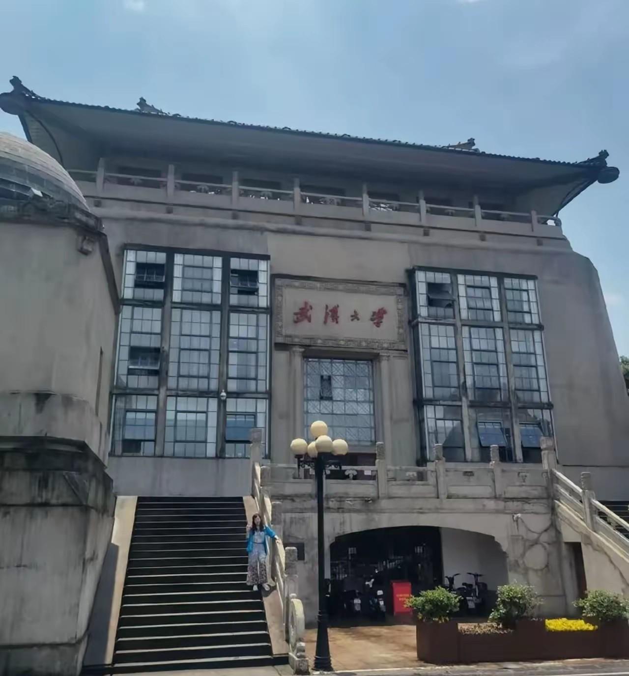 武大知名校友杨同学凭一己之力，干翻了一所百年名校在很多人的眼中，一直对武汉大学