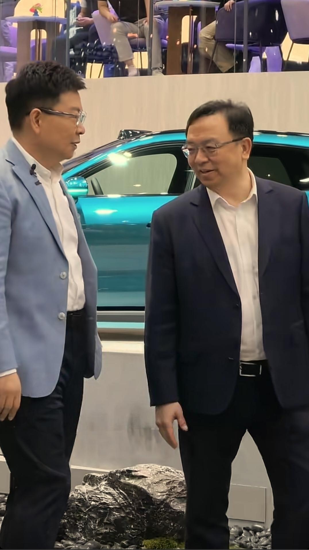 老乡见老乡真的太有爱了。感觉比亚迪的王总和余总在一起特别轻松和真诚，之前两家隔空