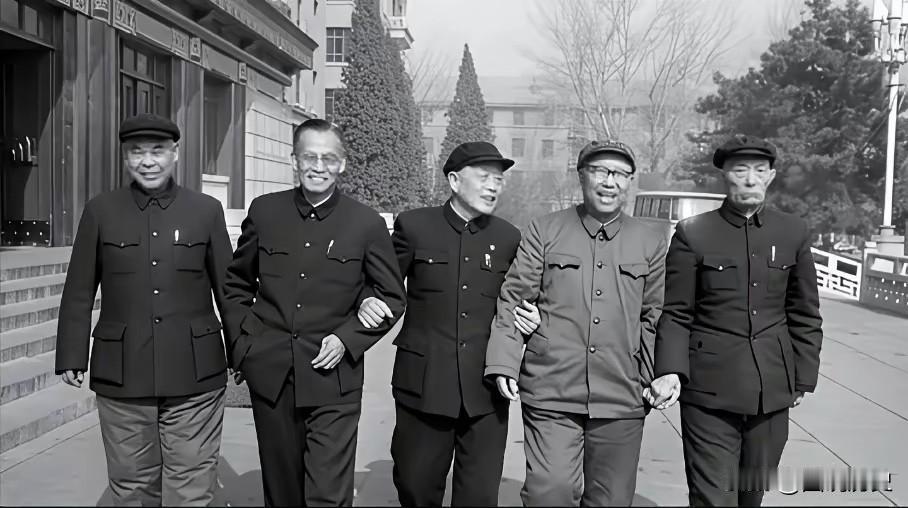 不是我吹牛，如果对近代史不是特别了解的，根本认不全这五位！这张老照片拍摄于1