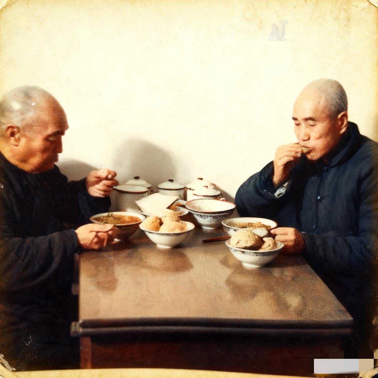这两个埋头“干饭”的老人身份不一般，左边的是廖耀湘，右边的是谭道善，照片拍摄于5