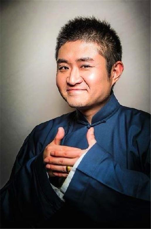 【著名相声大师苗阜再开相声专场，商演场所引人注目。对此你怎么看？】近日，著名相