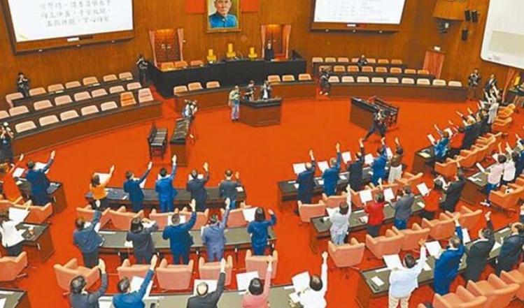 给国民党和民众党一点掌声虽然我知道你们不爱听但是今天这事还是得说说那就是