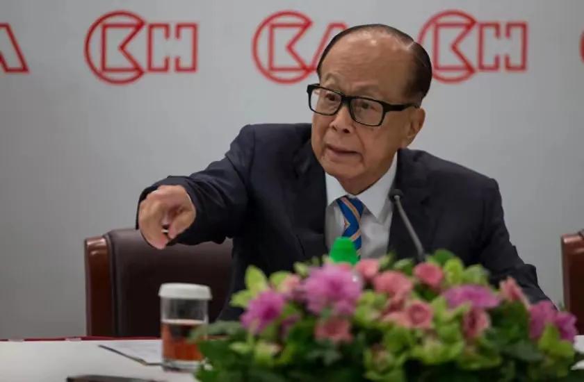 最近总是刷到替李嘉诚家族报不平，甚至写出了：所有想抢李家钱的人，张子强是最诚信的