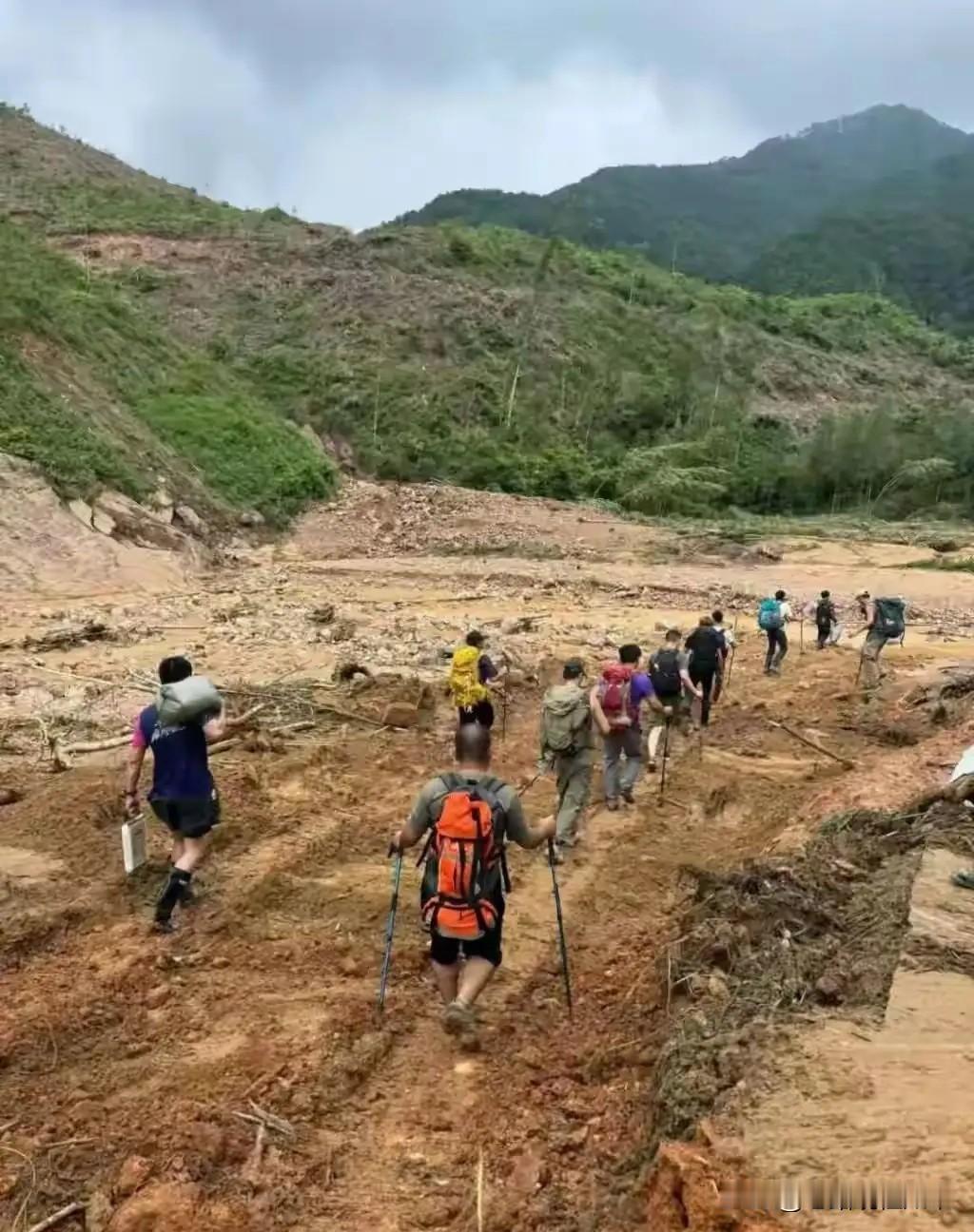 四川小伙请年假去云南旅游，半路却改道直奔广西灾区！几天后，他给父亲发了一条消息，