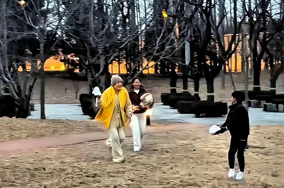 张兰和孙子孙女在北京，这两个人孩子现在回来的频繁了！两家的这场大战，张兰赢了，活