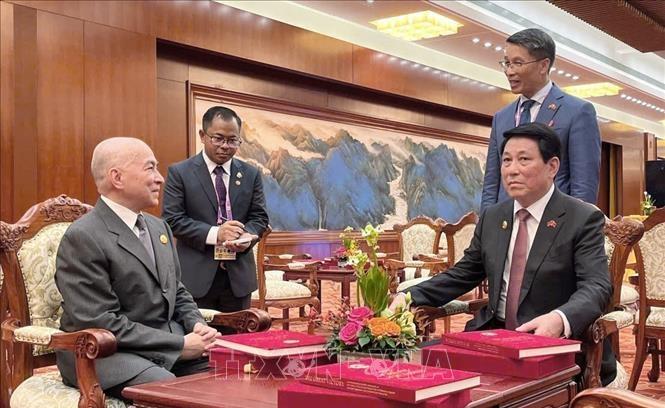 从坐姿看亲疏高下！梁强会见普京和西哈莫尼时的两个状态。梁强会见普京时，坐姿挺拔，