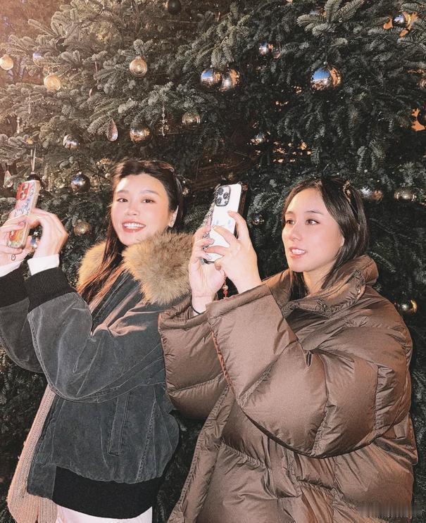 奚梦瑶晒圣诞节市集照片，与小姑子何超欣一起逛市集，满满的氛围感~