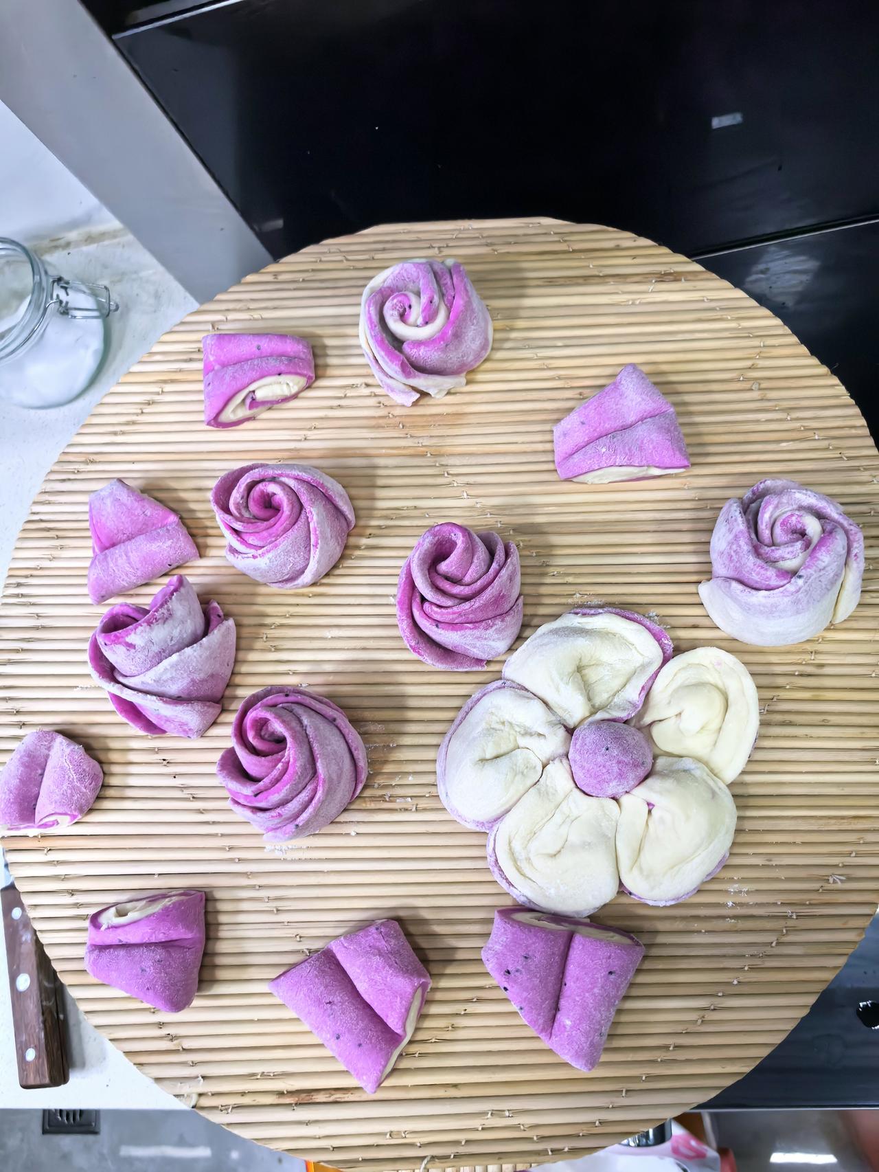 第一次做火龙果馒头，出锅那一刻真把我吓到了。看到的不是惊喜是惊吓，明明我做的