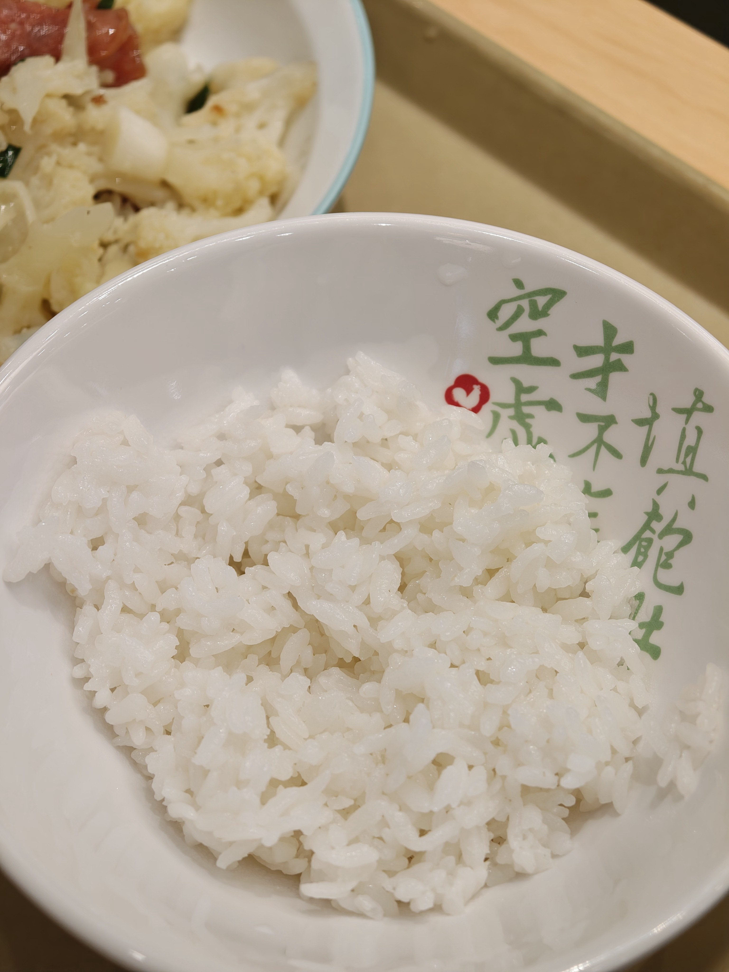 第一次去老乡鸡线下门店！点了蒜蓉粉丝虾和花菜炒香肠。蒜蓉粉丝味道还不错，属于口味