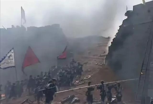 1864年，淮军攻陷太平军军事重镇无锡城，太平军守将黄子隆与其子黄德懋力战被擒，