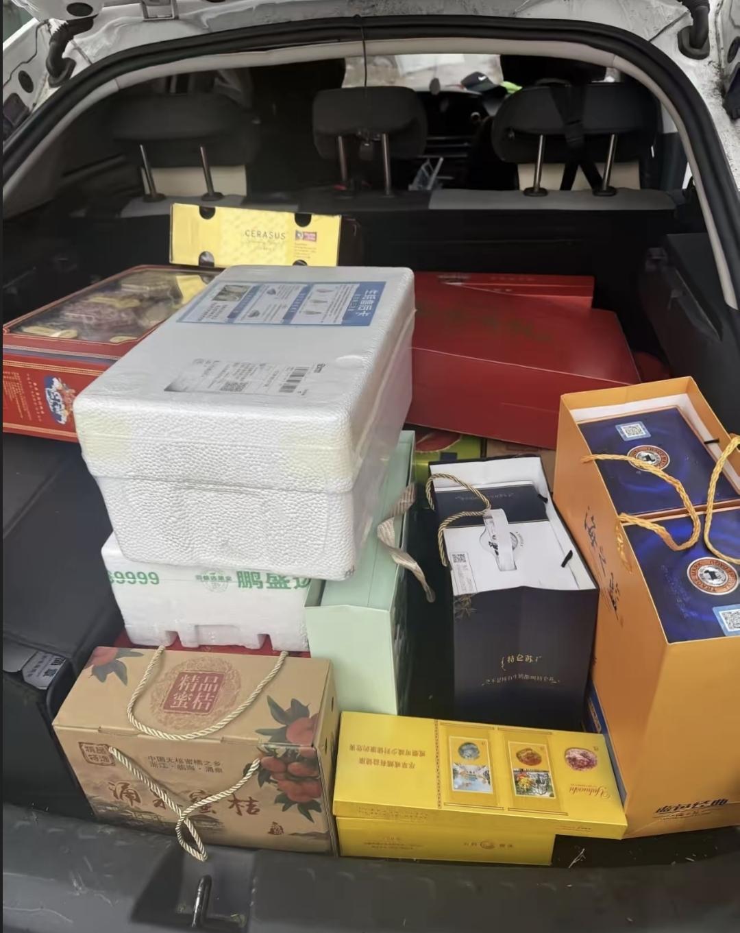 昨天刷到一条朋友圈，我姐夫发的：两箱酒、四条烟、还有腊肠礼盒，全被小舅子原封不动