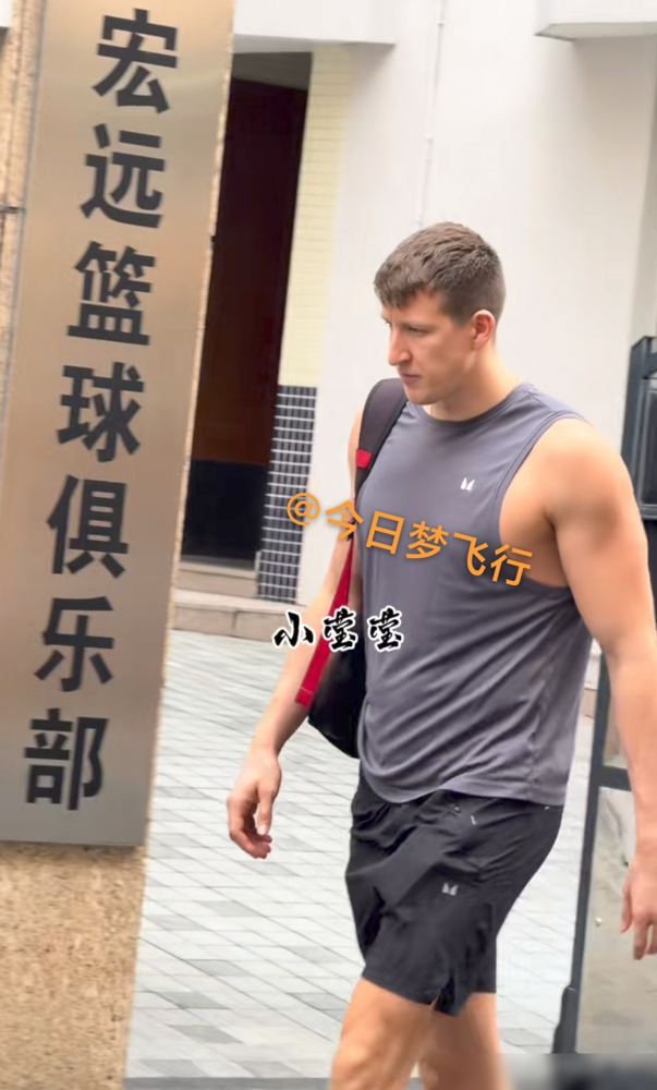 崔永熙一下飞机没回家，拉着行李箱直接扎进驾校练倒库。广东男篮这帮人，是真不给自己留喘气的缝。外教带着