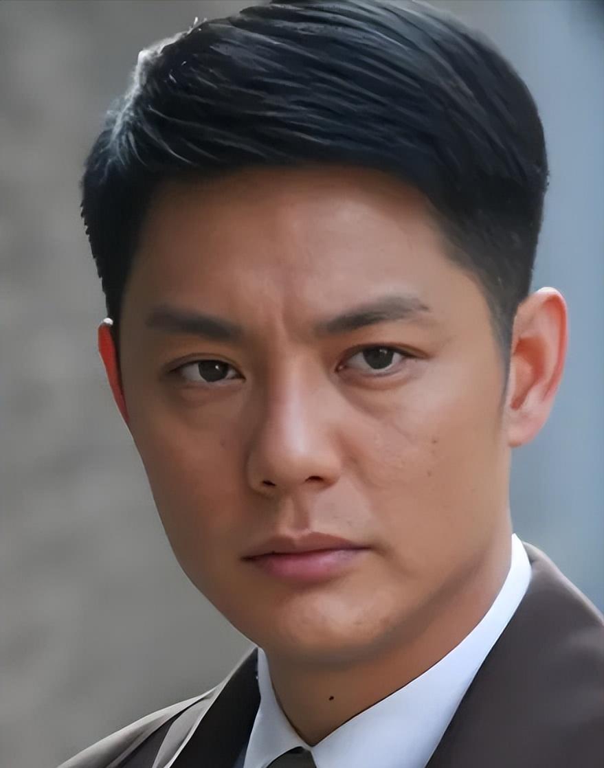 2017年，傅程鹏干了件跌破眼镜的事，对着陪自己走过21年的发妻程愫，甩出一句“