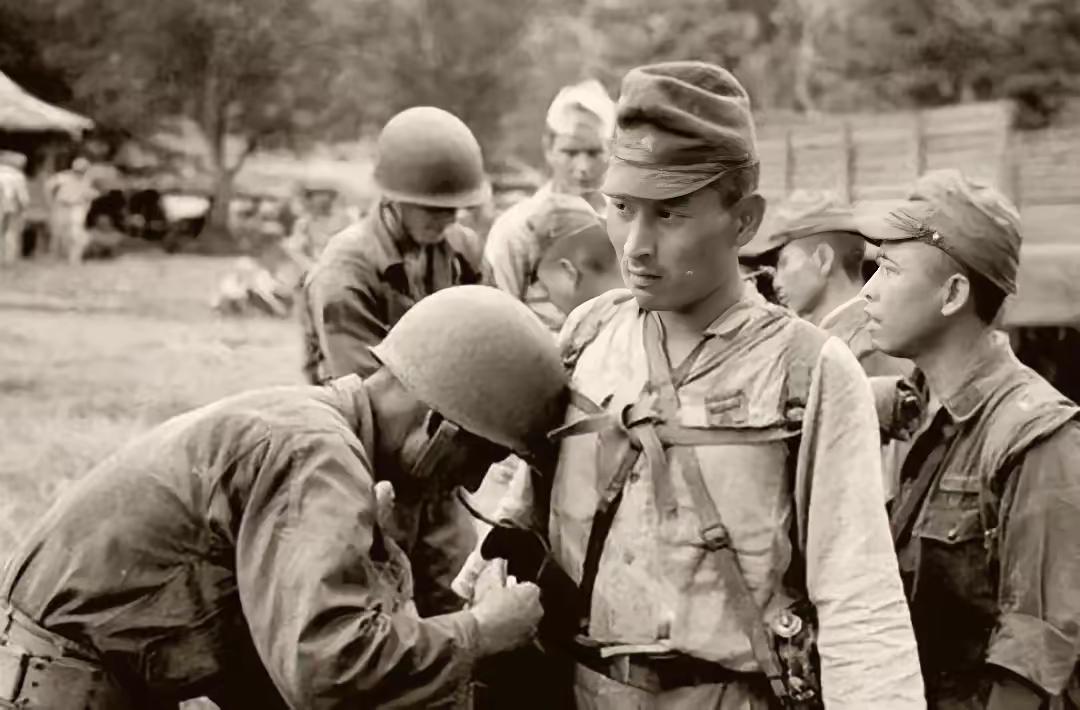 1945年，一个苏联女兵看到一个日本战俘英俊潇洒，她悄悄对男人说：“如果你答应和