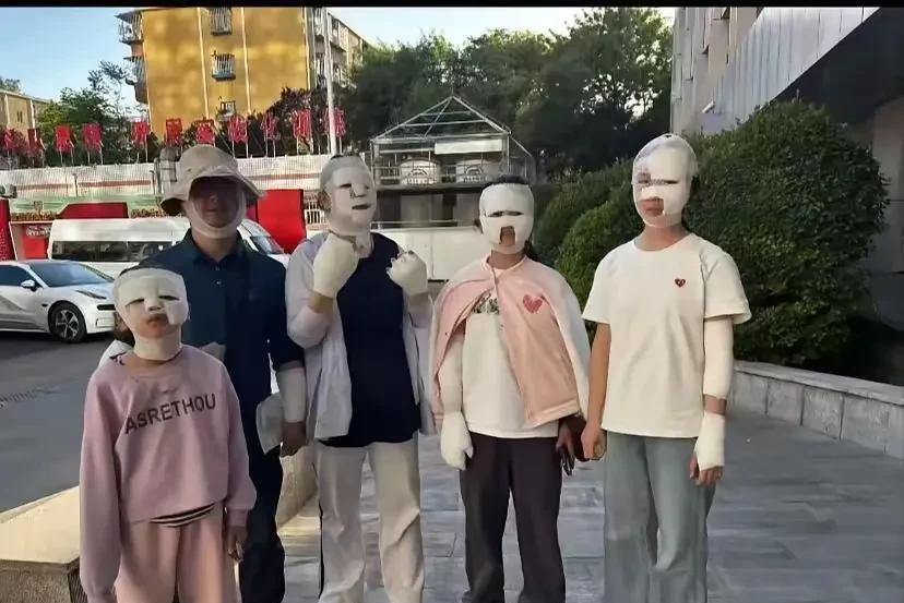 五一野外吃烧烤，没找到乐极生悲，7个人集体进医院包成了“木乃伊”，认不出谁是谁！