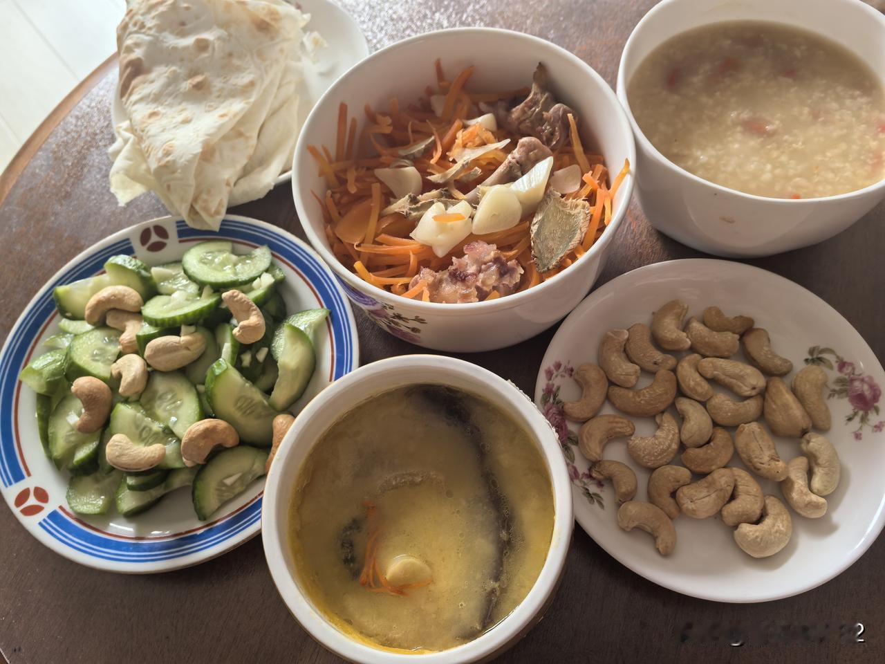 主食：在真诚超市买的单饼，放到蒸菜的锅里，用蒸汽一蒸，变软后真好吃，有麦粒香味。