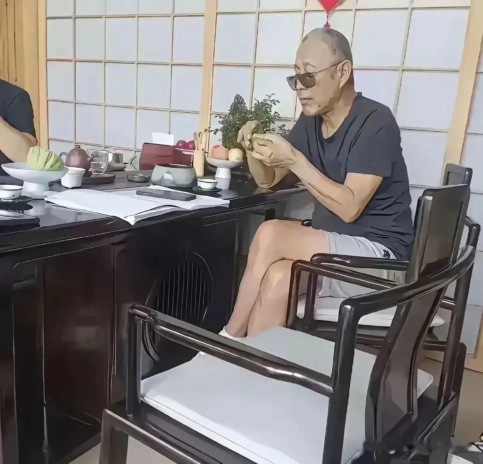 陈道明手拿雪茄，怎么看怎么帅气，陈道明真是娱乐圈唯一没有绯闻，正派的老演员了，演