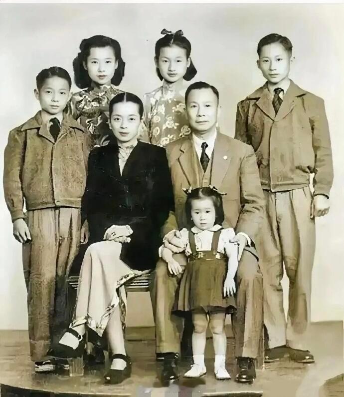 时任南京市长刘纪文和夫人许淑珍、以及五个孩子家庭合影，1948年。​​​