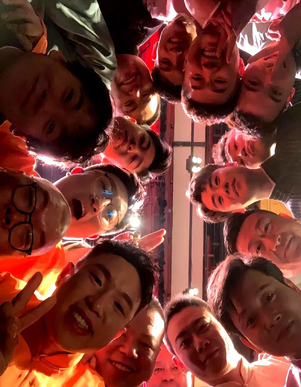 张云雷杨九郎三年没合体上一次俩人站一起说相声，还是2022年封箱。后台灯一