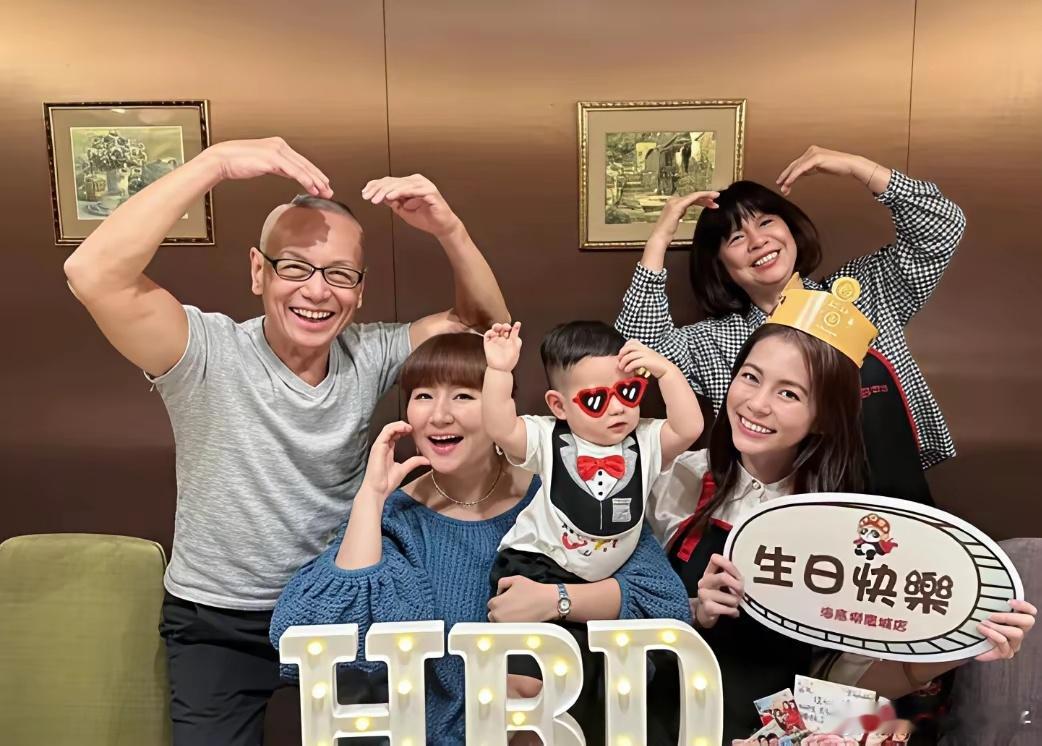 44岁的任家萱都已经胖到150斤了，真是让人不可思议，在11月22日，任家萱带着