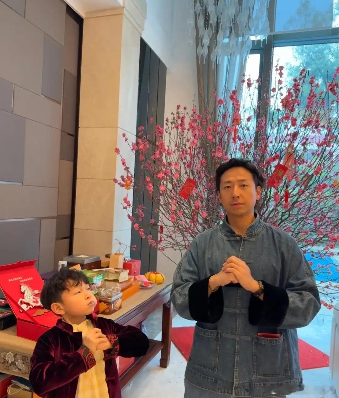 吴千语跟老公回婆家老宅拜年，施伯雄爷爷手写福字，老爷子对孙媳妇格外喜爱。家里别墅