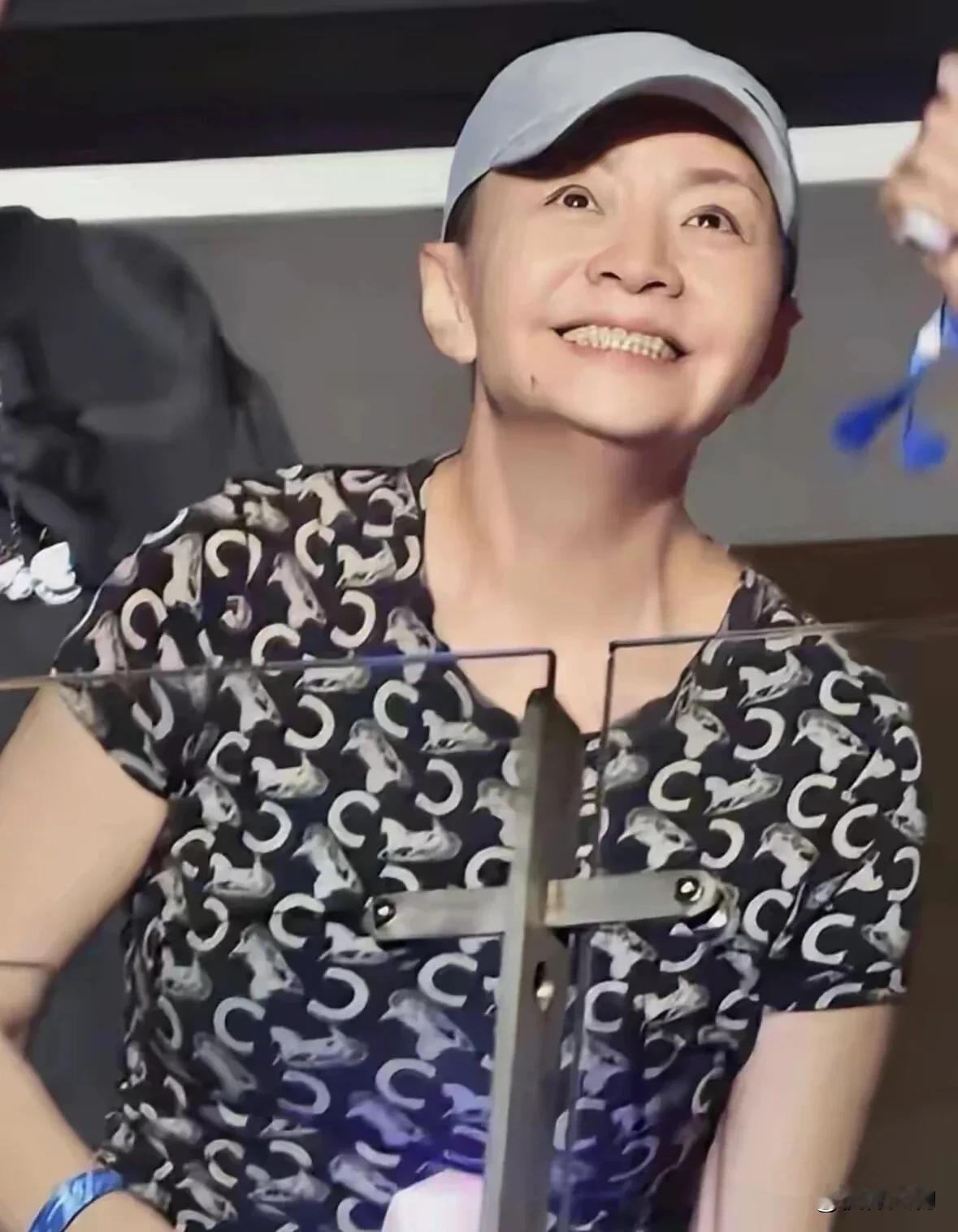 宋丹丹那英演唱会上穿20年前的花T恤！人们只注意她穿《家有儿女》时的衣服，价格很