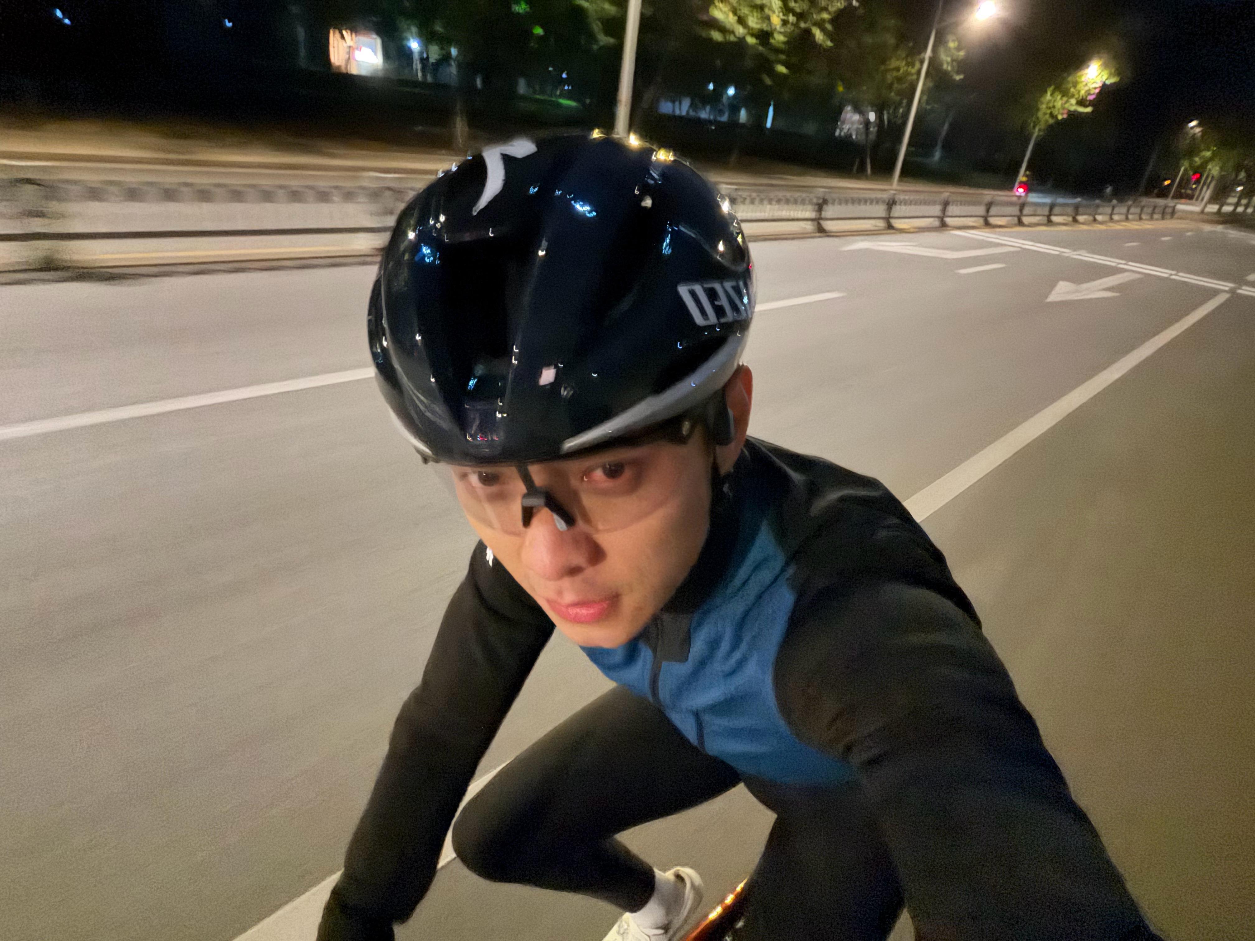 刚刚骑完车回家电梯里，邻居用怪异的目光看了我几眼回家一照镜子才醒悟如果我不说，你