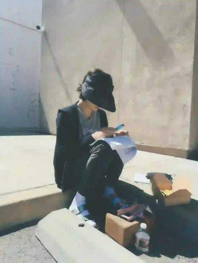 孙俪大热天路边等候女儿，带自制午餐十分接地气孙俪陪同女儿上课，炎炎夏日索性坐在