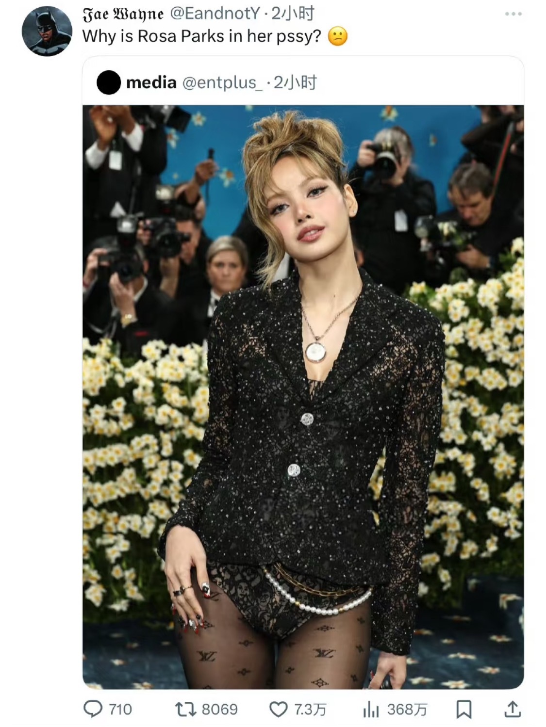 Lisa蕾丝套装Lisa这次穿的衣服闯祸了，得罪美国黑人！她穿的内裤印满了Ros