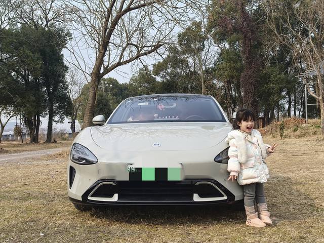 小米su7不能买的理由12000公里1.屏幕咯脚，主驾驶不好休息，稍微不注意就