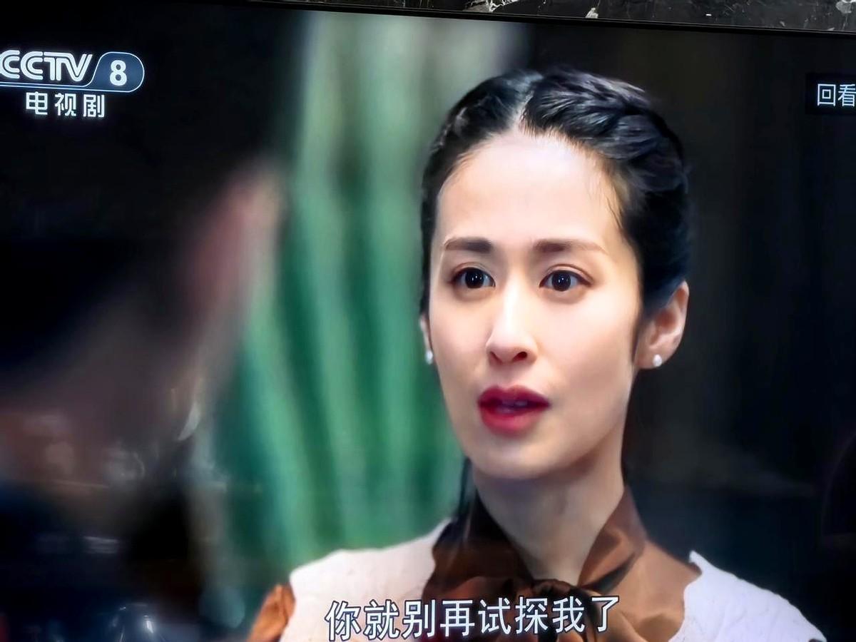 咋感觉《隐锋》里面的几个女主角都怪怪的[捂脸哭]那个美女医生，一个地下党，穿着最