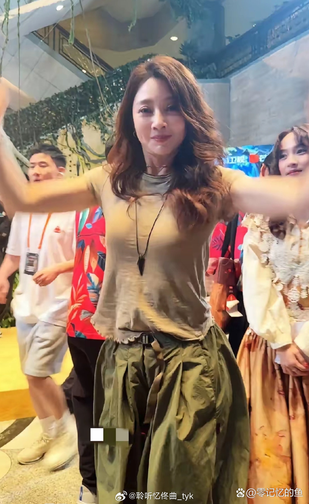 殷桃这条裤子我太喜欢了。​