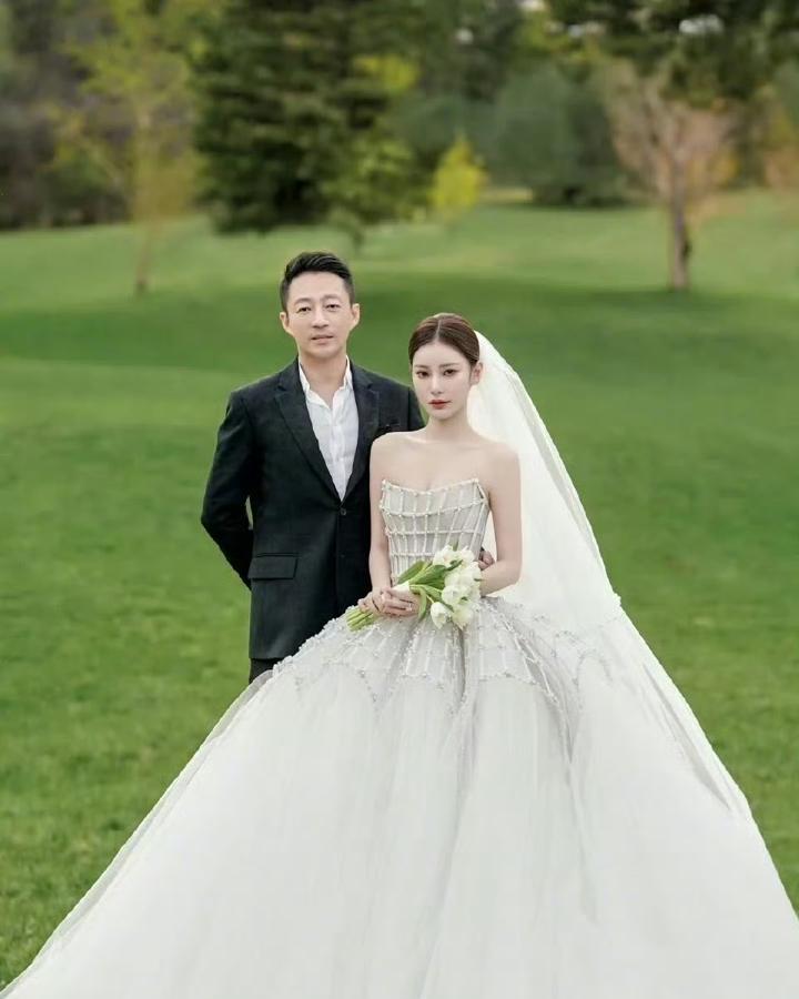 汪小菲和小梅这婚结得确实有点东西，婚纱照直接搬上长城当背景板，传统元素拉满，关键