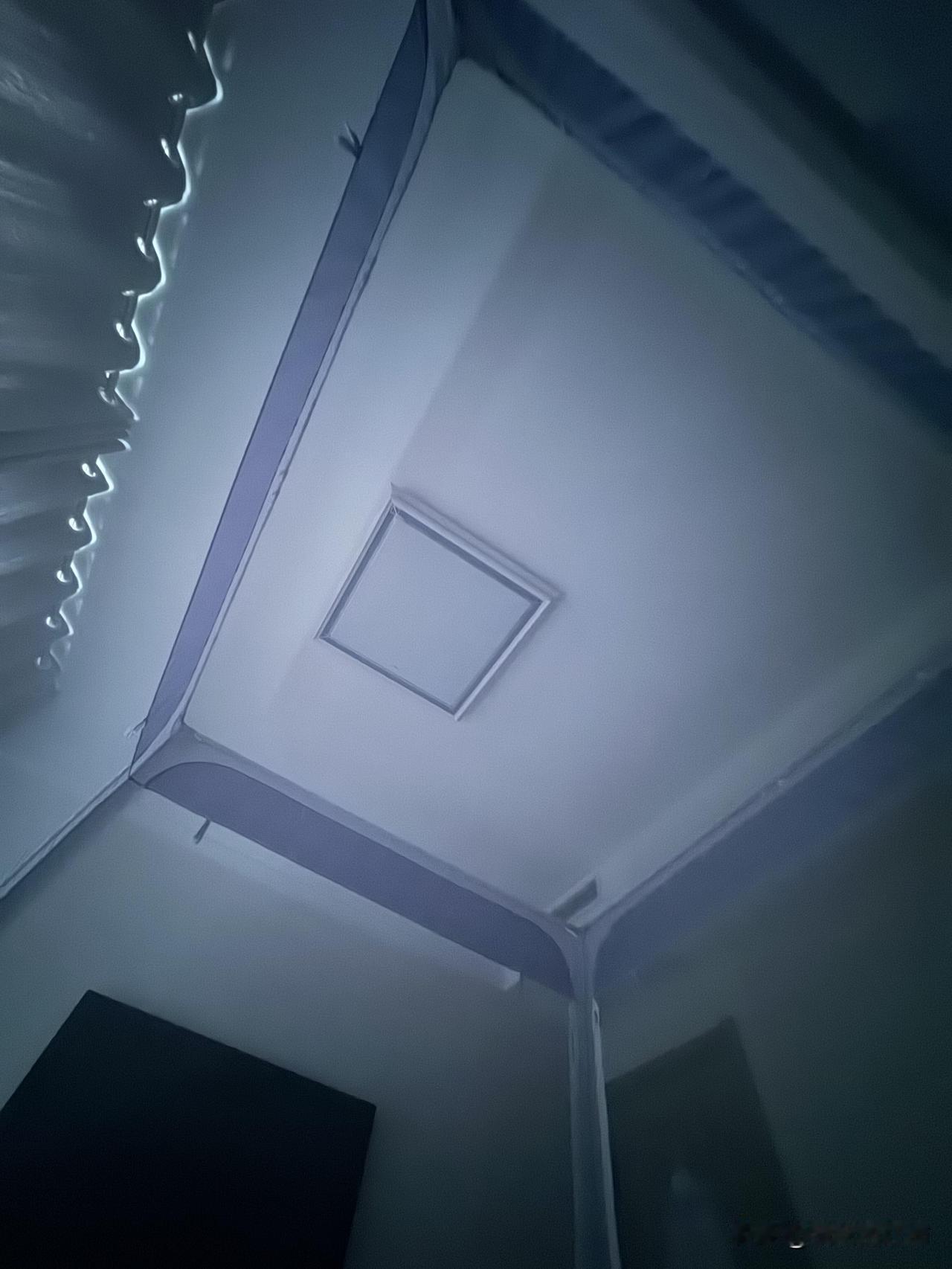 等人质长大，就离婚吧……昨晚你回到家，习惯性的把外衣外裤扔在了餐桌上，那一瞬间