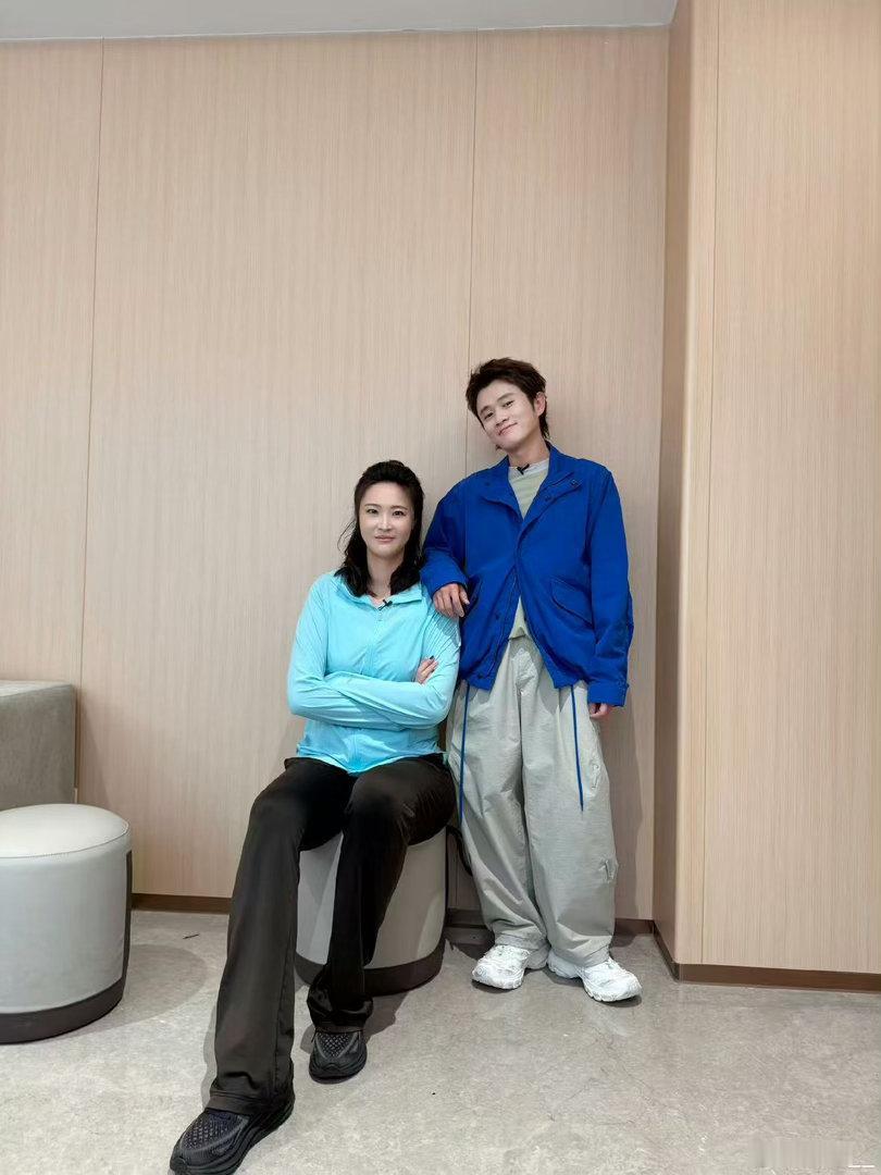 王勉晒惠若琪送的签名排球惠若琪的排球画伤到王勉了这波也是给哥蹭到了，是最近才想