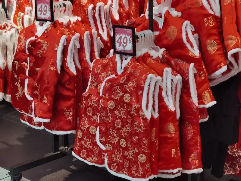 2月8日，山东泰安有位00后女儿，特意给80后的爸爸妈妈准备了新年衣服。这衣服一